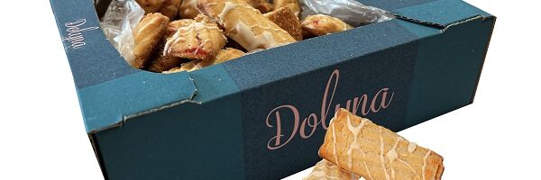 valges glas.Võiküpsis „DOLYNA“ Kirsitäidisega